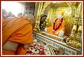 Swamishri pays respects to Shastriji Maharaj at the Smruti Mandir