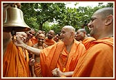 Swamishri happily rings the bell in honor of the chimes of Akshar Purushottam philosophy spread by Shastriji Maharaj