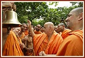 Swamishri happily rings the bell in honor of the chimes of Akshar Purushottam philosophy spread by Shastriji Maharaj