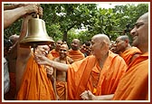 Swamishri happily rings the bell in honor of the chimes of Akshar Purushottam philosophy spread by Shastriji Maharaj