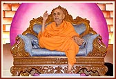 Swamishri sings the glory of Shastriji Maharaj's life and work