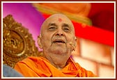 Swamishri extols the glory of Shastriji Maharaj in his blessings