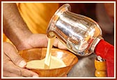 Swamishri personally serves dudhpak to sadhus on the occasion of Shastriji Maharaj's shraddh