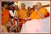 Swamishri blesses the sadhus by serving dudhpak