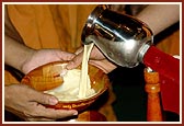 Swamishri blesses the sadhus by serving dudhpak