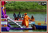 Swamishri arrives on the festival stage