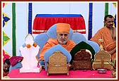 Swamishri performs the pujan rituals of Thakorji during mahapuja