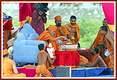 Swamishri performs rituals during the mahapuja of Thakorji