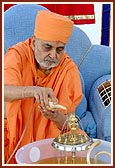 Swamishri performs rituals during the mahapuja of Thakorji