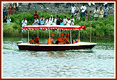 Pradakshina and arti of Thakorji were performed in the boat