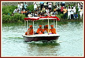 Pradakshina and arti of Thakorji were performed in the boat