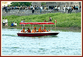 Pradakshina and arti of Thakorji were performed in the boat