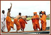 Swamishri blesses the sadhus dancing and rejoicing during the festival