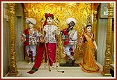 Shri Harikrishna Maharaj and Thakorji beautifully adorned in traditional rural wear 