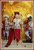 Shri Harikrishna Maharaj and Thakorji beautifully adorned in traditional rural wear 