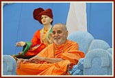 Swamishri happily discourses during a satsang assembly