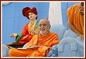 Swamishri happily discourses during a satsang assembly