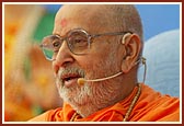 Swamishri sings the glory of Bhagwan Swaminarayan and Shastriji Maharaj during a satsang assembly