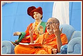 Swamishri sings the glory of Bhagwan Swaminarayan and Shastriji Maharaj during a satsang assembly