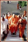 Ascends mandir steps for Thakorji's darshan