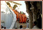 Descends mandir steps after Thakorji's darshan