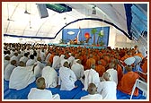 Devotees engaged in darshan of Swamishri's puja