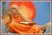 Swamishri gestures while discoursing in an assembly