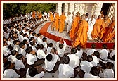 During Swamishri's pradakshina routine at the Smruti Mandir, students of Sarangpur Gurukul proclaim the jai-nad 