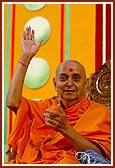 Swamishri rejoices during the assembly