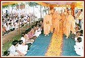 Swamishri is welcomed during his arrival in Virol