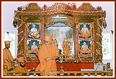 Swamishri performs the pujan rituals of Thakorji at the Shri Swaminarayan Mandir, Virol 
