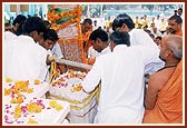 Swamishri performs pujan of pillar and fills the pillar base with cement