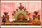 Swamishri blesses the satsang assembly 