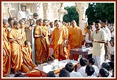 Students of 'Pramukh Swami Vidya Mandir' show Swamishri a practical lab demonstration at the Smruti Mandir