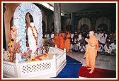 Swamishri prays to Yogiji Maharaj, Smruti Mandir