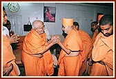 Swamishri meets Pujya Balmukund Swami, before departing from Gondal