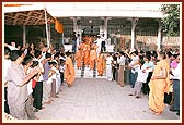 Swamishri departs from Gondal after Thakorji's darshan