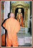 Swamishri engaged in darshan of Ghanshyam Maharaj