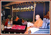 Swamishri performs his morning puja on New Year's Day