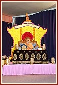 Swamishri performs arti of mahapuja on New Year's Day