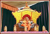 Swamishri blesses the devotees on New Year's Day