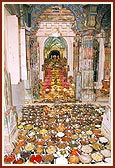 'Jamone jamadu re Jivan mara...' 550 vegetarian food items offered to the murtis in each of three shrines of the main mandir 