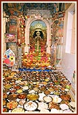 'Jamone jamadu re Jivan mara...' 550 vegetarian food items offered to the murtis in each of three shrines of the main mandir 