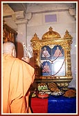 Swamishri performs the murti-pratishtha rituals of murtis of Guru Parampara in the mandir 