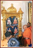 Swamishri performs the murti-pratishtha rituals of murtis of Guru Parampara in the mandir 