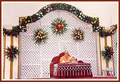 Swamishri performs his morning puja