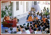 Swamishri has a dialogue with the students while having lunch