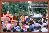 Swamishri and students during a discussion