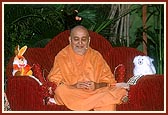 Swamishri during a puppet show presentation by students
