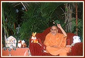 Swamishri blesses the students
